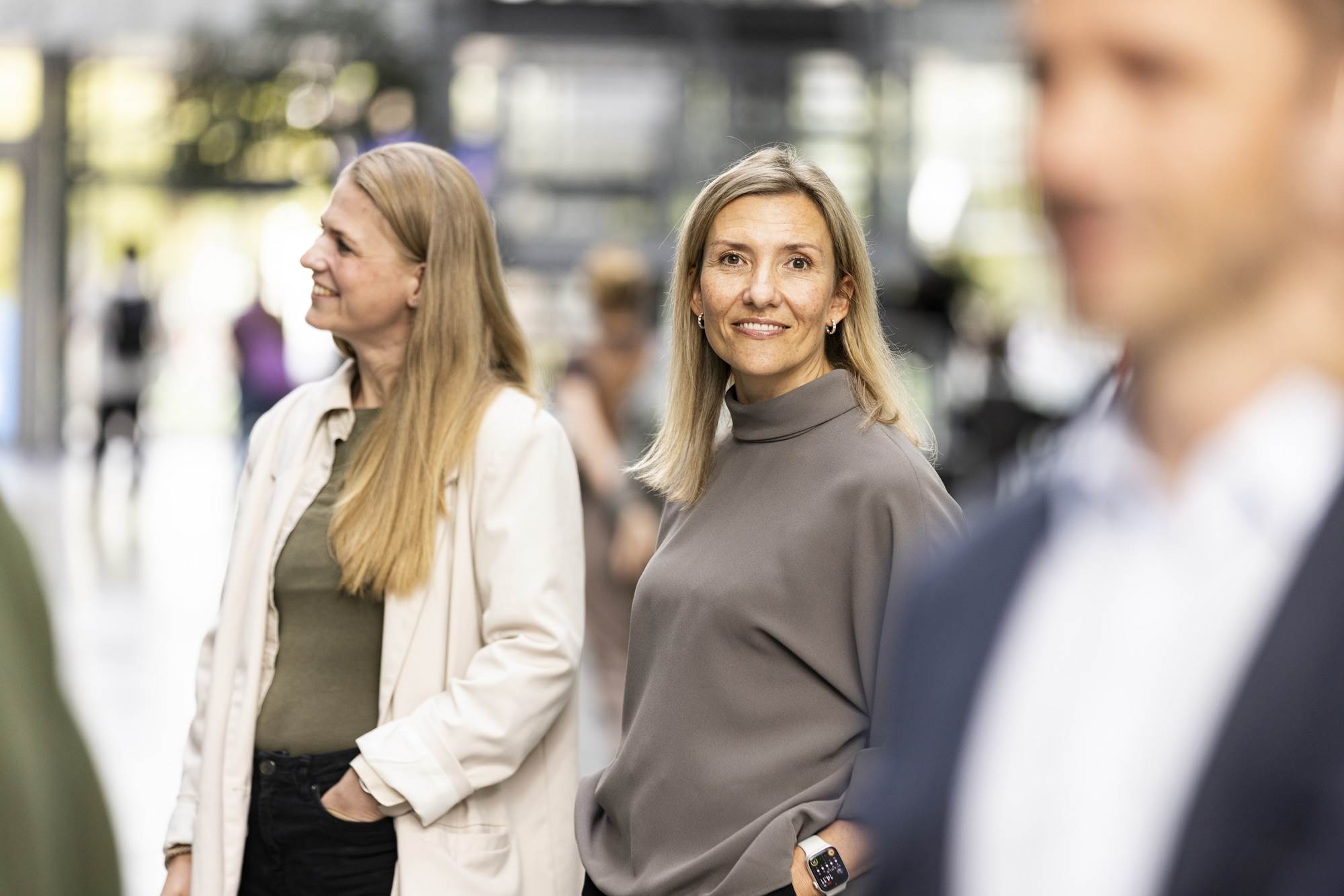 Billede af kvinde i atrium