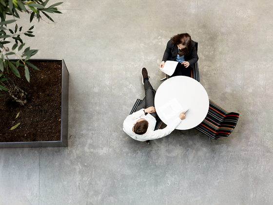 Two course participants around at table at the IT University