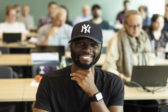 Kursist i undervisningslokale