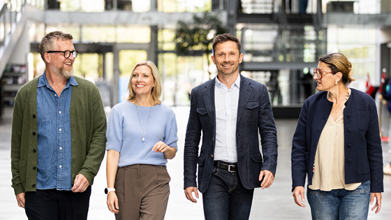 Masterstuderende på IT-Universitetet kommer gående i atrium