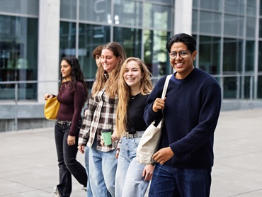 Unge studerende foran ITU