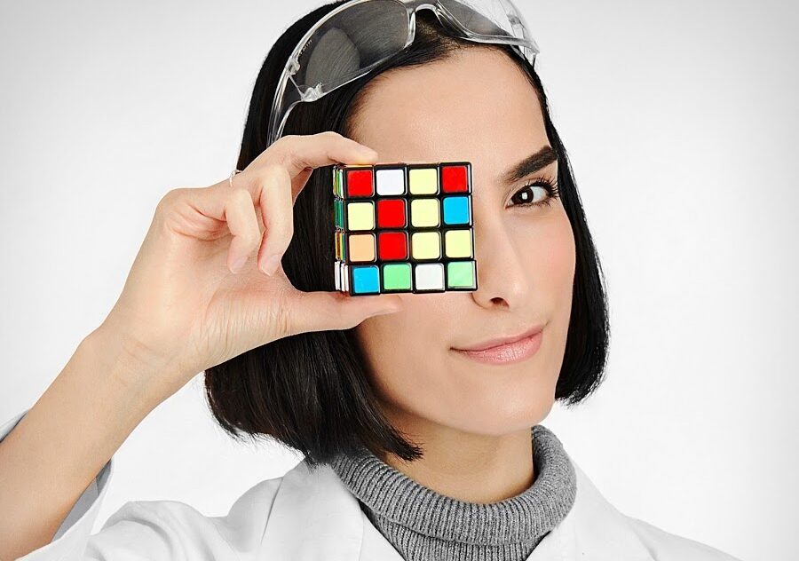 Maria Jarjis med Rubix cube