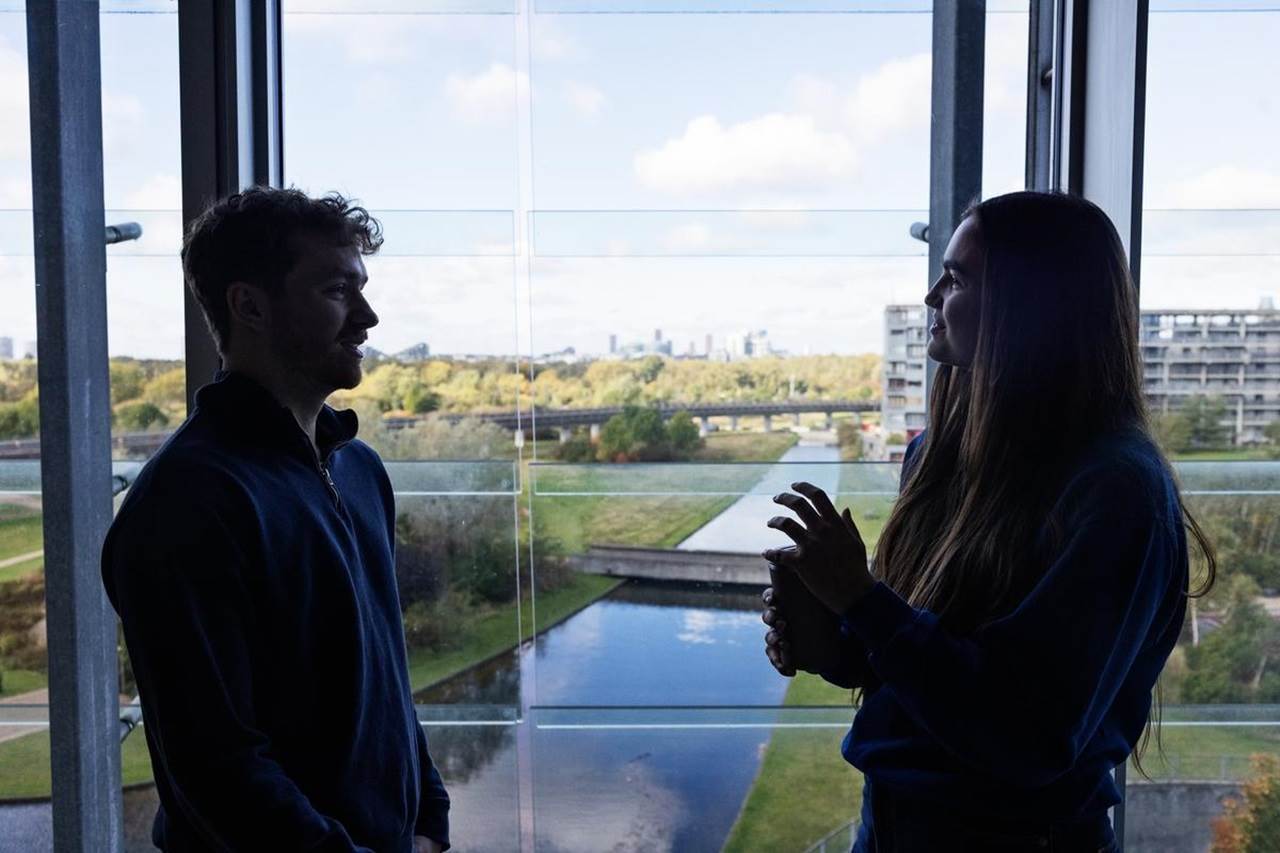 Studerende taler sammen