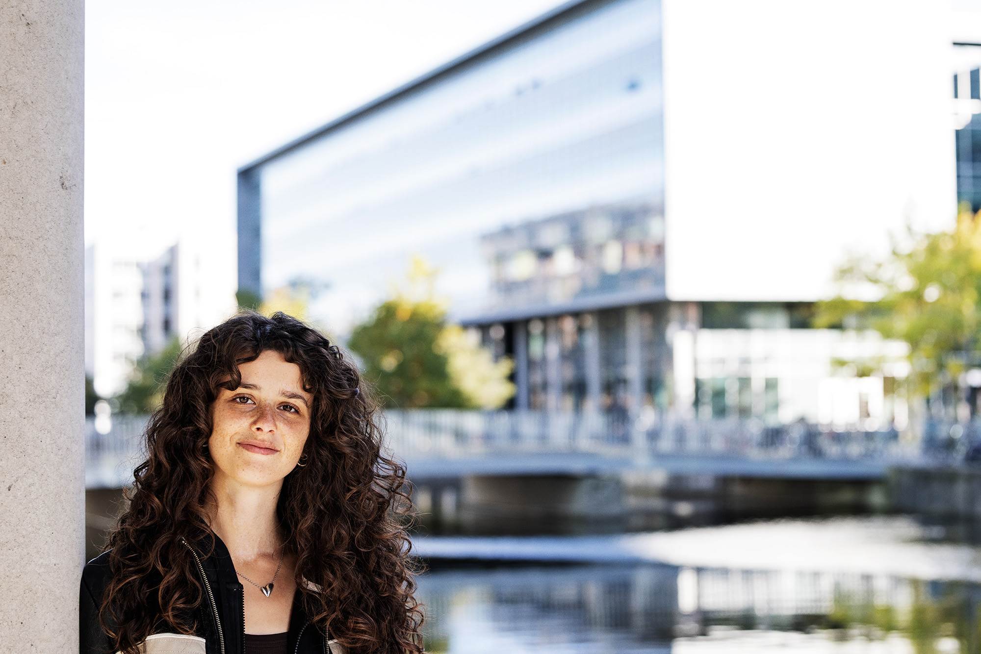 Studerende foran campus