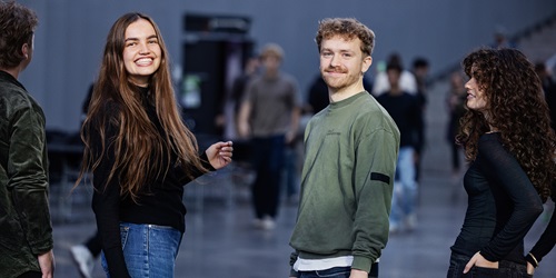 Studerende kigger mod kamera