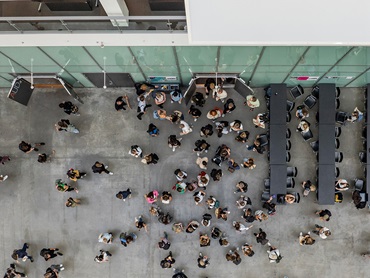 Dronefoto af studerende i Atrium