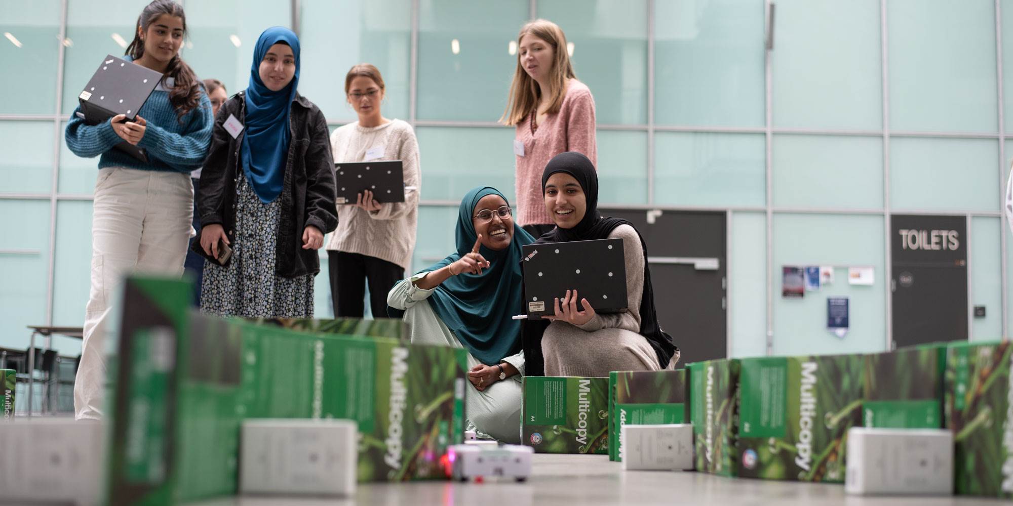 Unge kvinder programmerer robotter